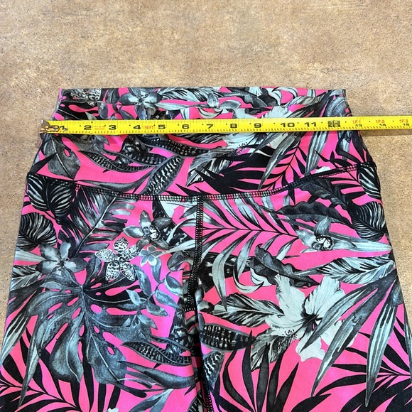 Women’s leggings, unsure of the brand and no size see pictures for measurements - Picture 3 of 5